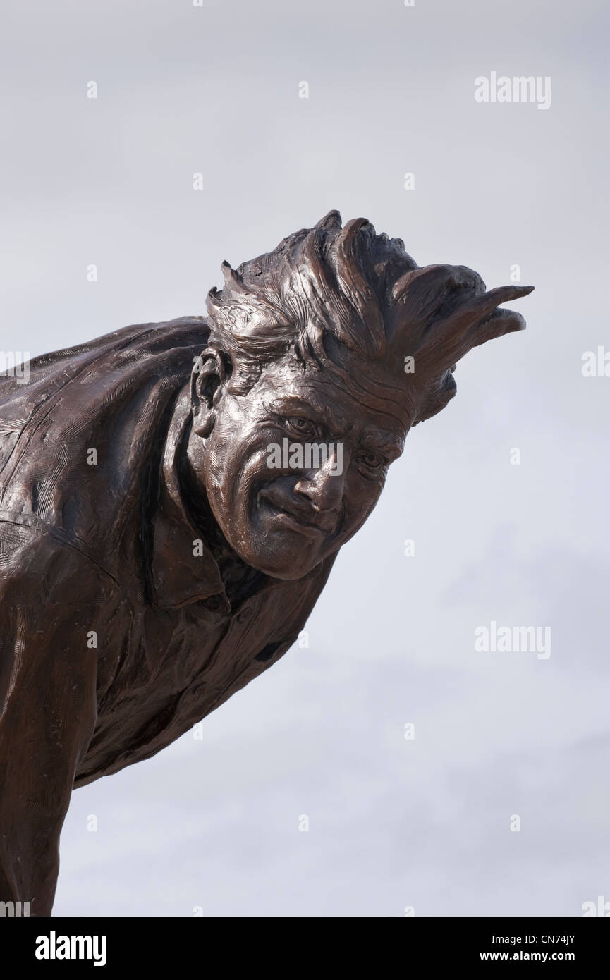 Statua di bronzo di cricketer Fred (Freddie) Trueman (testa e spalle di close-up di fast bower in azione, bowling) - Skipton, North Yorkshire, Inghilterra, Regno Unito Foto Stock