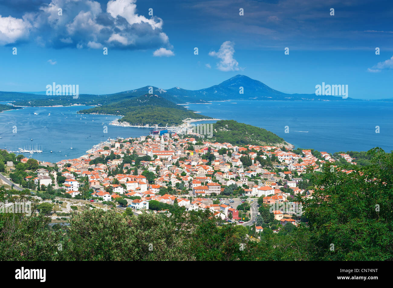 Città vecchia sull isola adriatica sotto il cielo blu. Mali Losinj, Croazia, popolare destinazione turistica. Foto Stock