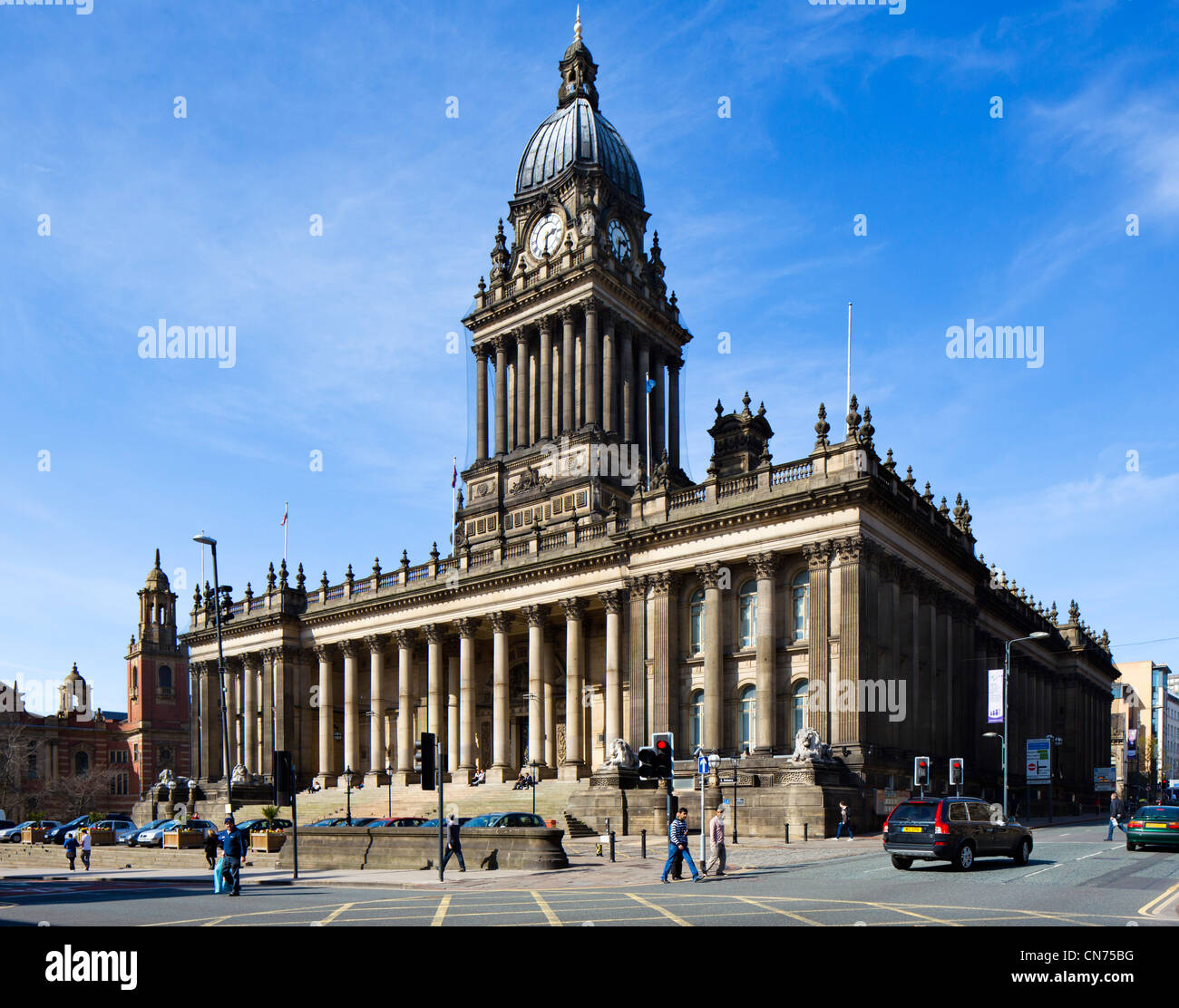 Leeds Town Hall progettata dall'architetto locale Cuthbert Broderick, Leeds, West Yorkshire, Inghilterra Foto Stock