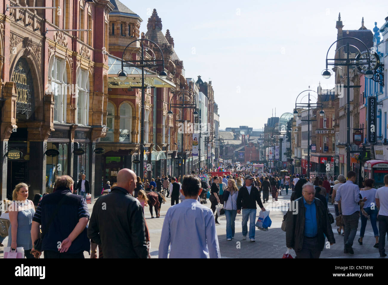 Briggate (la via principale dello shopping) al di fuori del Victora quartiere nel centro della città, Leeds, West Yorkshire, Inghilterra Foto Stock