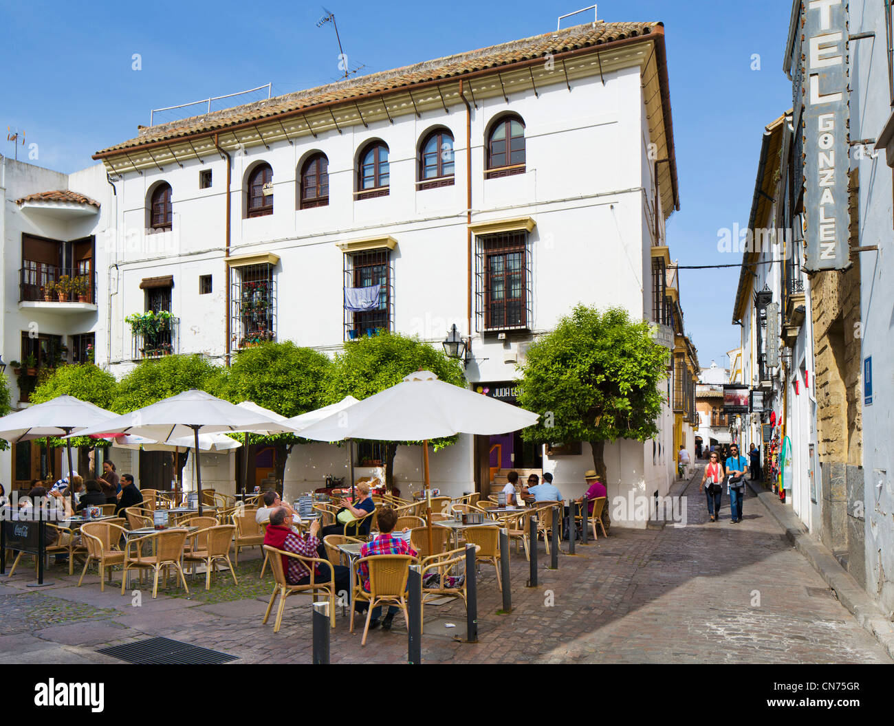 Calle Manriquez e street cafe su Plaza de Juda Levi nella storica città vecchia (la Juderia), Cordoba, Andalusia, Spagna Foto Stock
