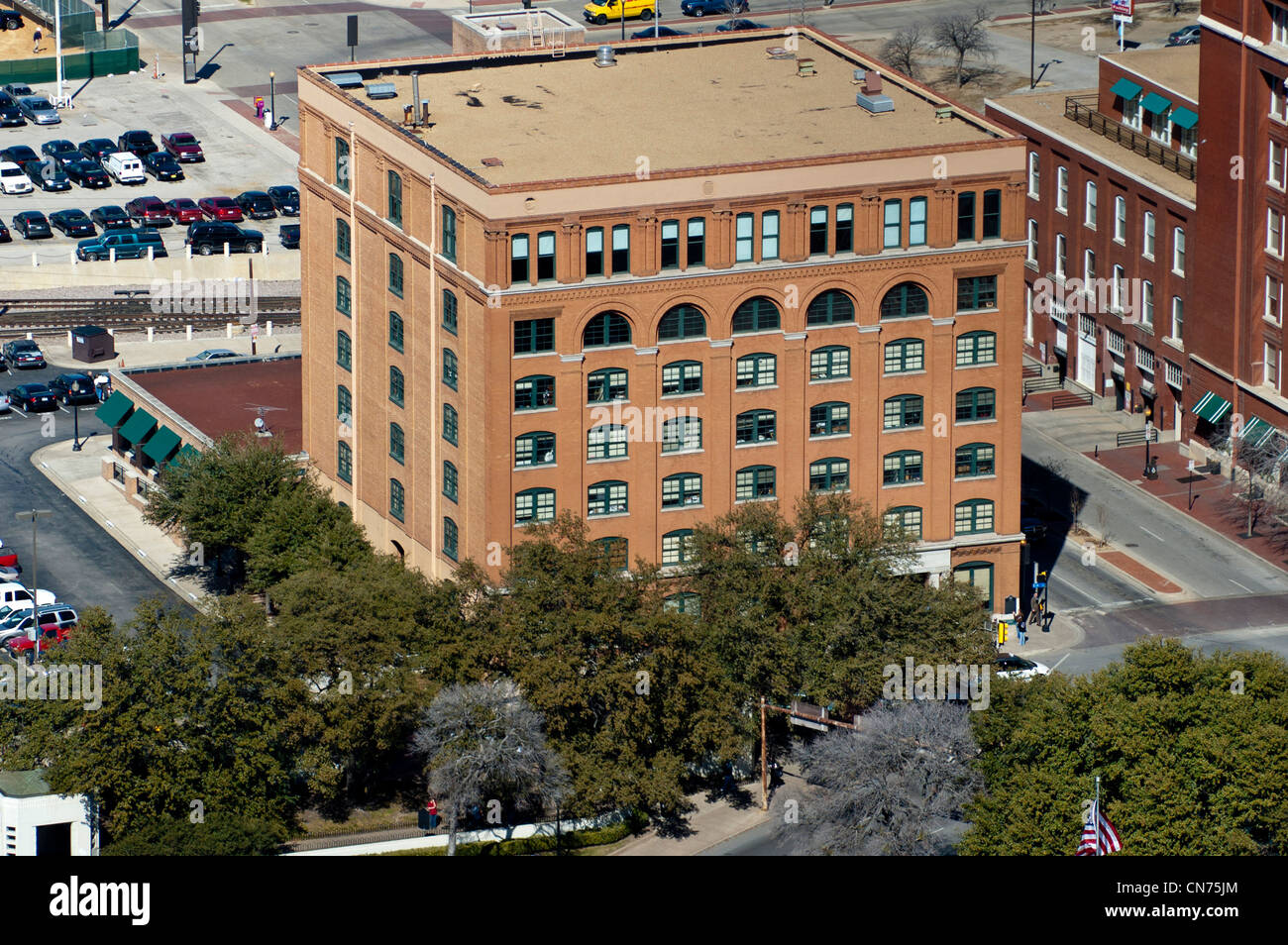 Vista aerea della ex Texas School Book Depository Building in Dealey Plaza, Dallas, Texas Foto Stock