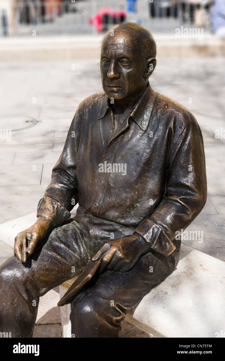 Statua di Pablo Picasso dallo scultore Francisco Lopez Hernandez, Plaza de la Merced nella città vecchia, Malaga, Andalusia, Spagna Foto Stock