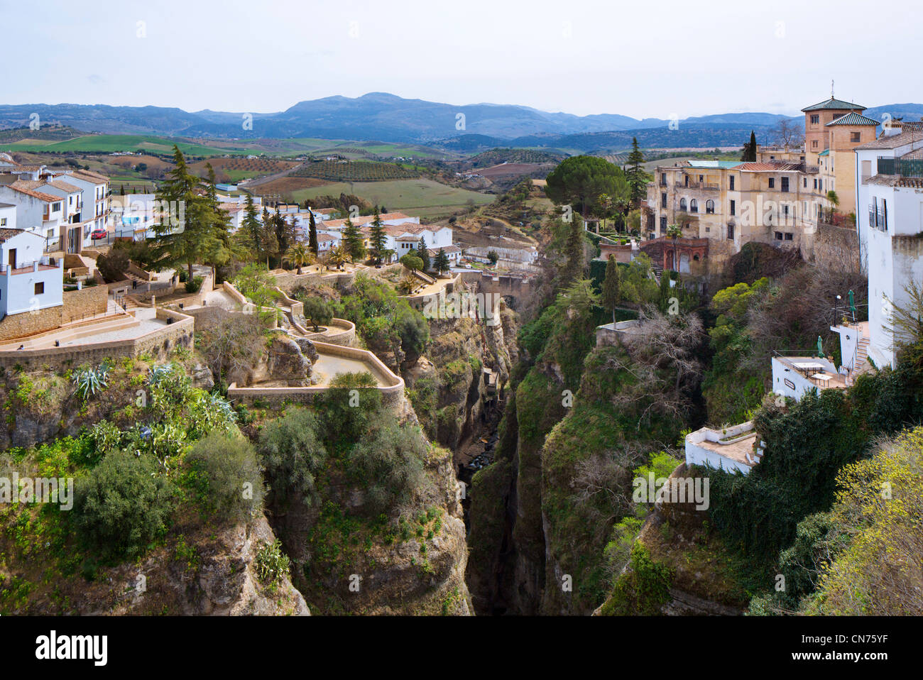 La vista dal 18thC Puente Nuevo spanning El Tago Gorge sopra il fiume Guadalevin, Ronda, Andalusia, Spagna Foto Stock