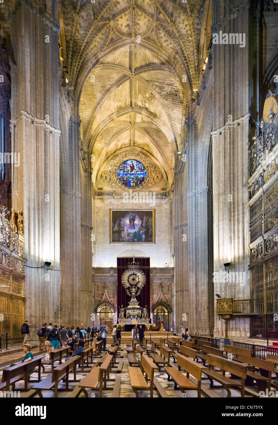Cattedrale di Siviglia. Interior guardando verso la cappella di San Giacomo Apostolo, Sevilla, Andalusia, Spagna Foto Stock