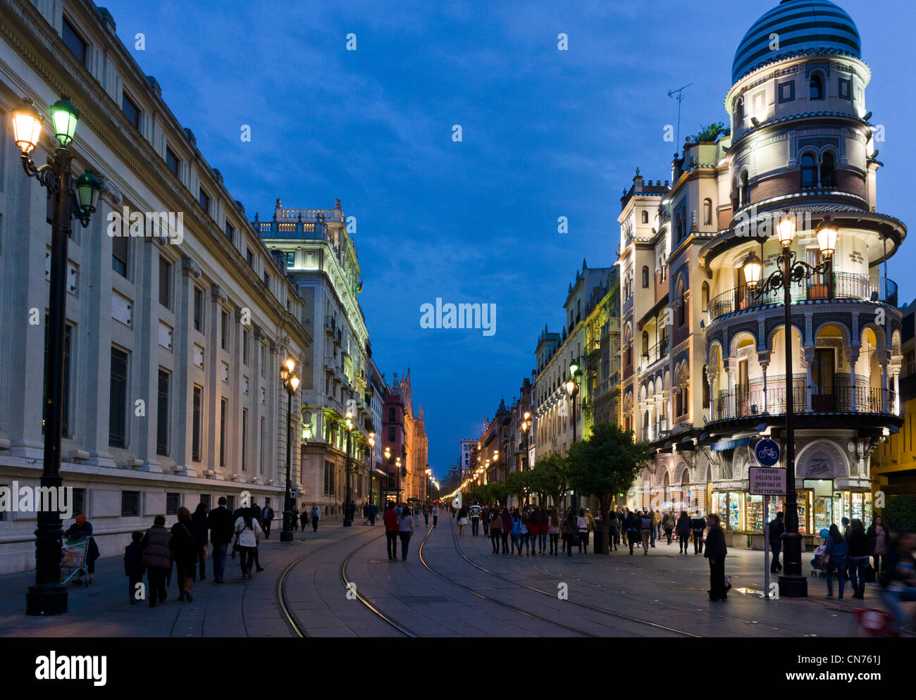 Visualizza in basso Avenida de la Constitucion con l'adriatico edificio a destra (Edificio La Adriatica), Siviglia, in Andalusia, Spagna Foto Stock