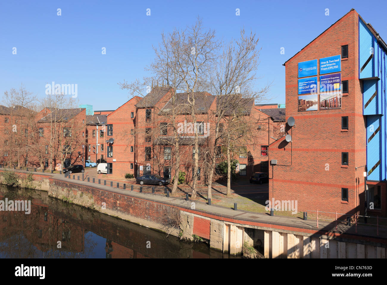 Nuovo lungomare appartamenti pubblicizzati in vendita su risviluppata wharf accanto al fiume Aire in Leeds West Yorkshire England Regno Unito Foto Stock