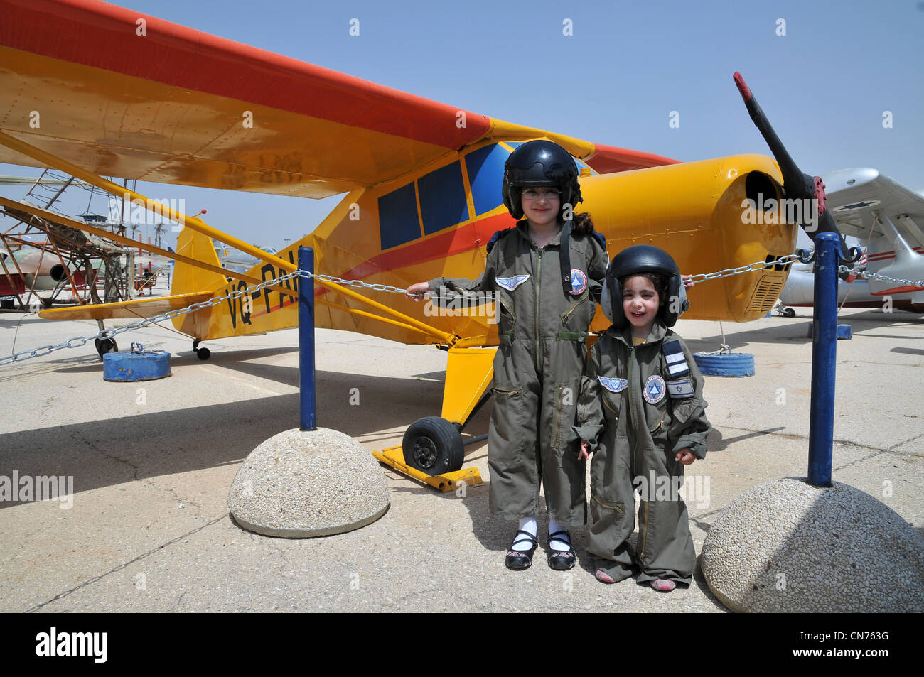 Gli israeliani visita il Israele Air Force Museum on April 09, 2012. Il museo espone una collezione enorme di forza aerea israeliana aeroplano Foto Stock