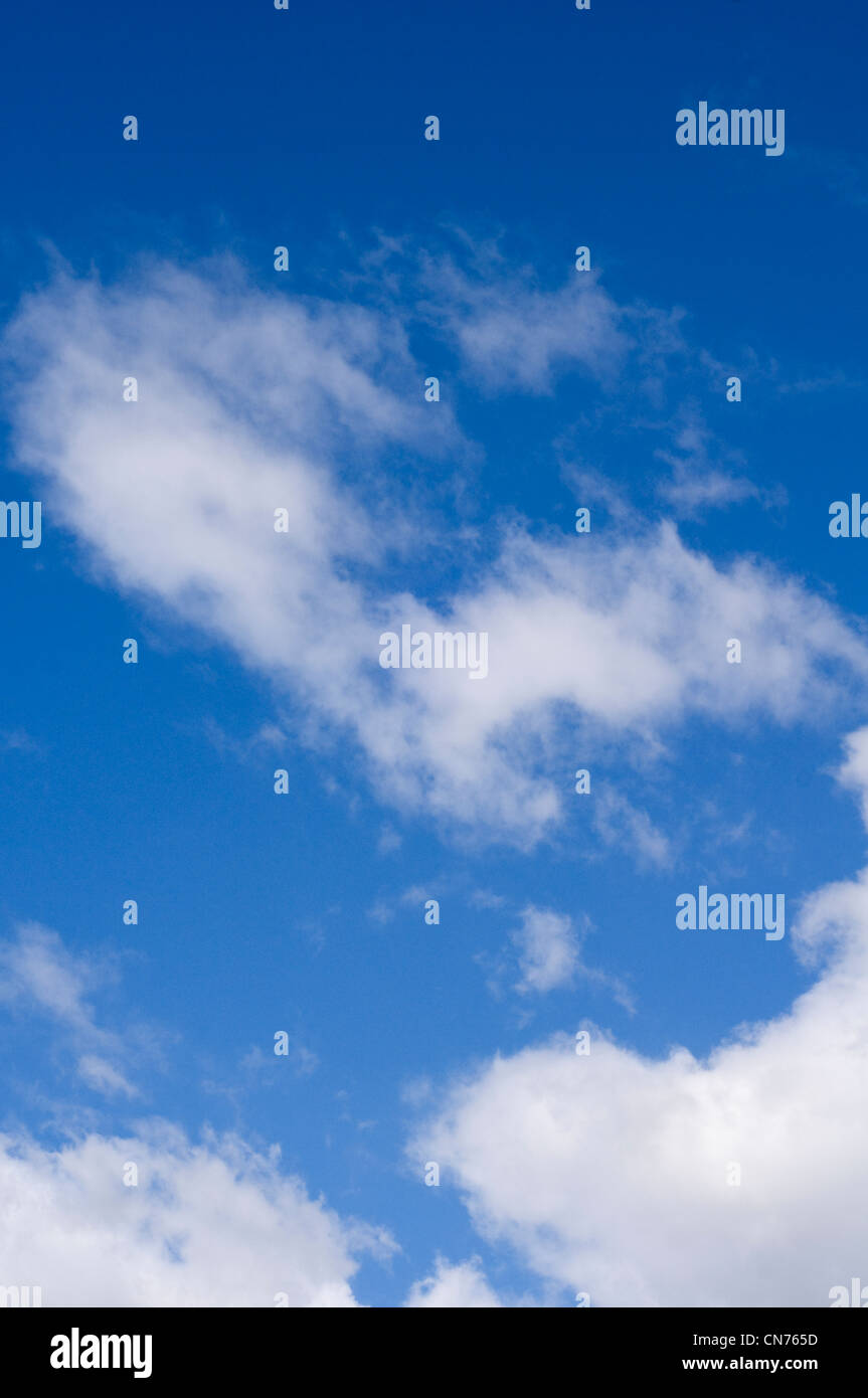 Un cielo blu con nuvole bianche Foto Stock
