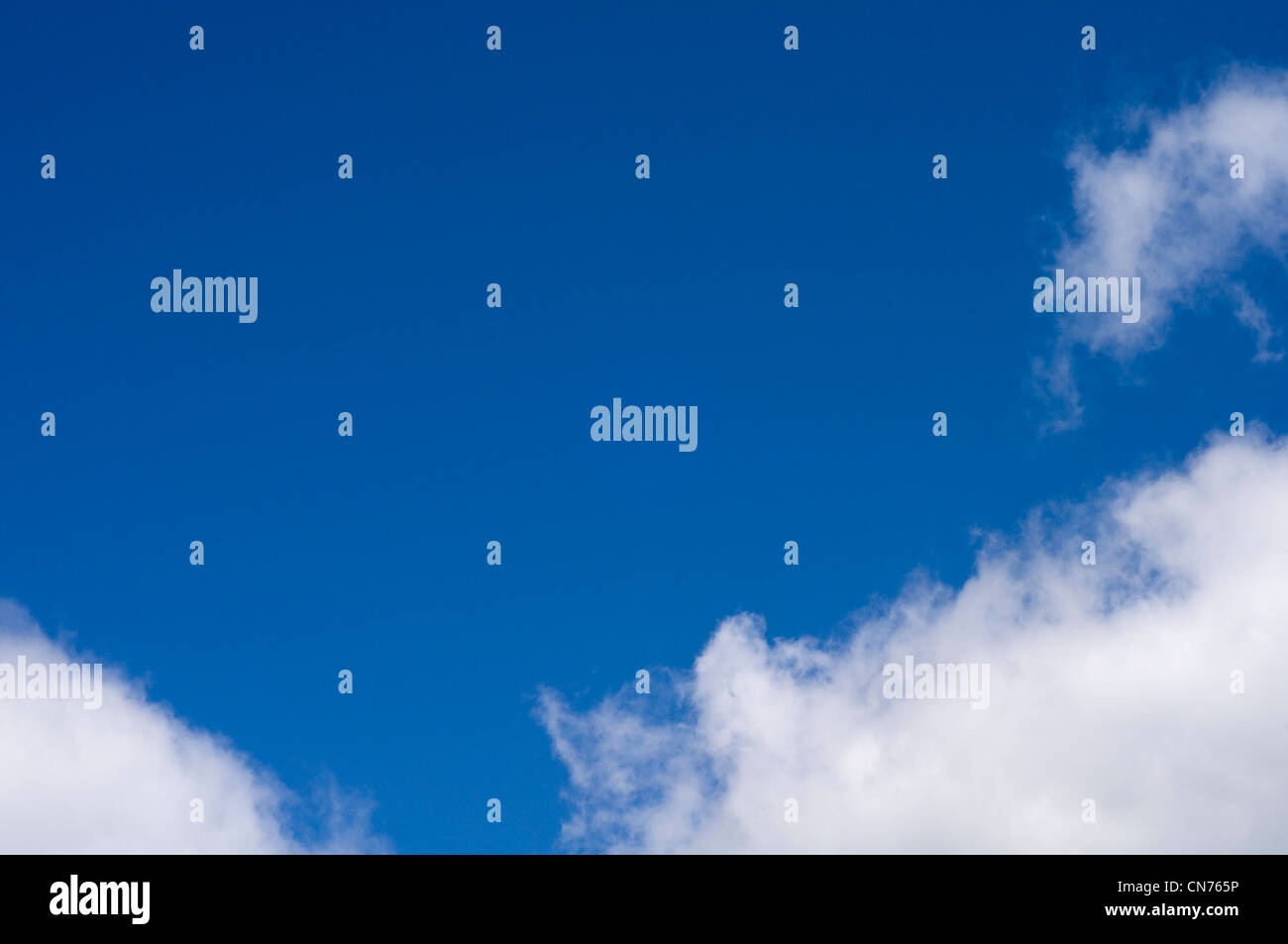 Un cielo blu con nuvole bianche Foto Stock