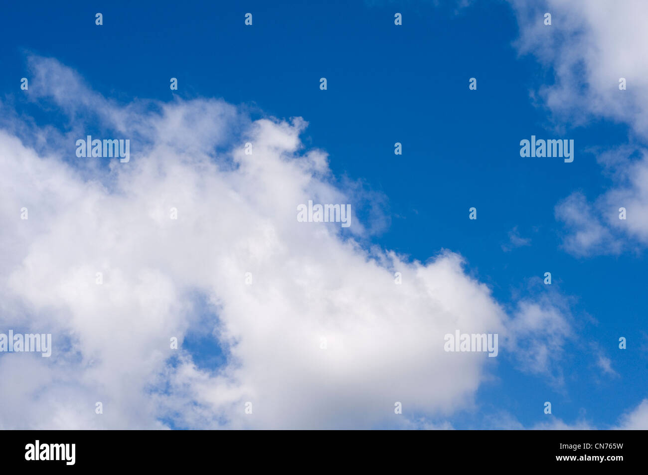 Un cielo blu con nuvole bianche Foto Stock