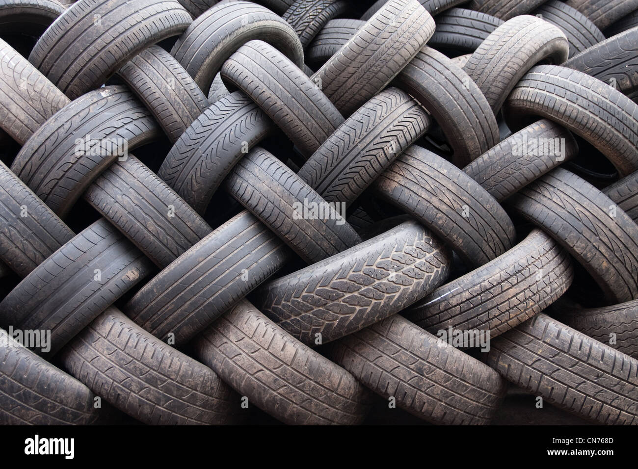 Pneumatici per auto accatastate in un centro di distribuzione. Foto Stock