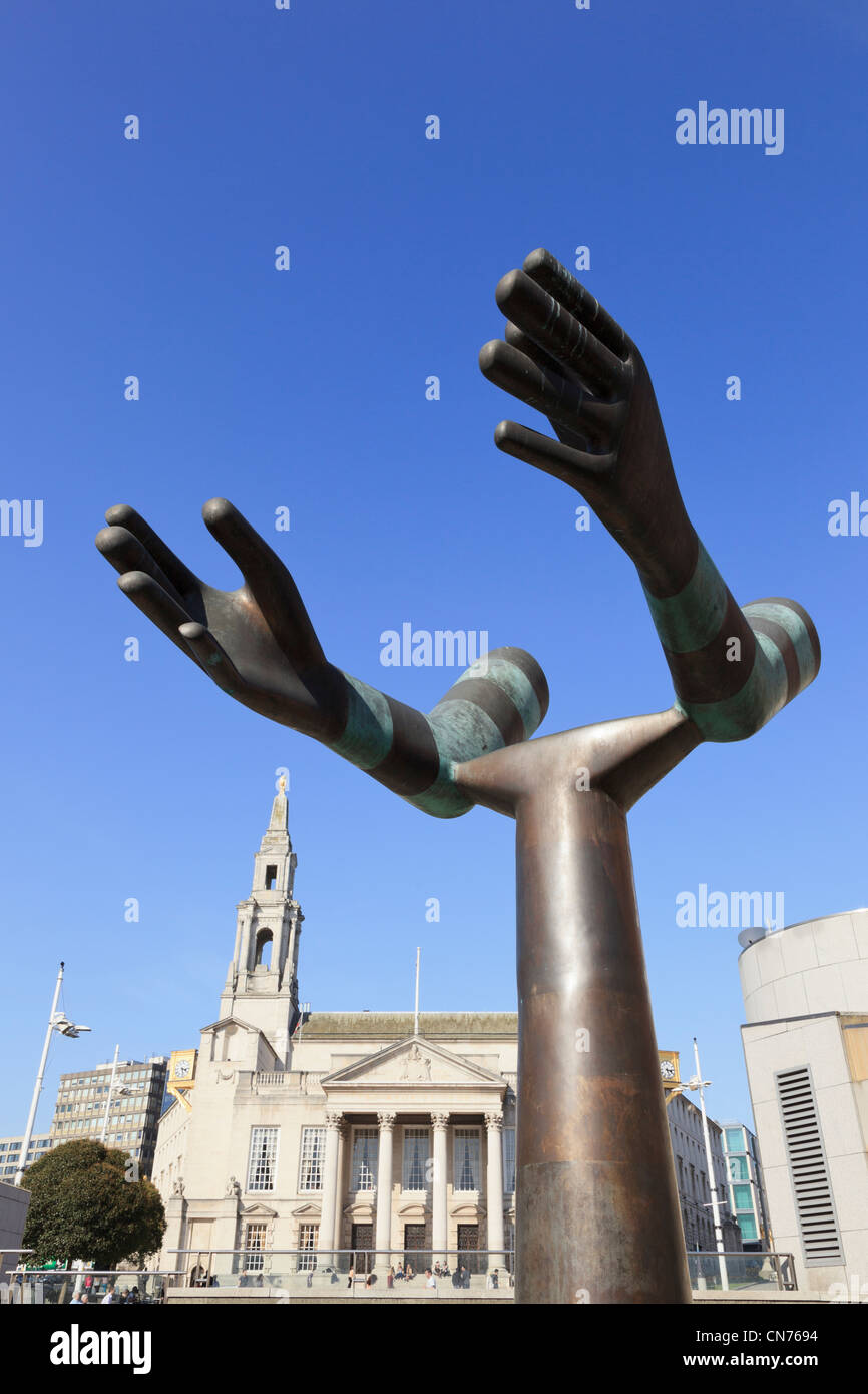 Millennium Square Leeds Yorkshire England Regno Unito. Scultura di due mani tese da Kenneth Armitage nel giardino di Mandela Foto Stock