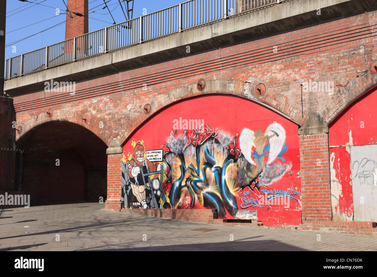 Urban street art con graffiti sotto il vecchio ponte ferroviario archi nella città di Leeds West Yorkshire Inghilterra UK Gran Bretagna Foto Stock
