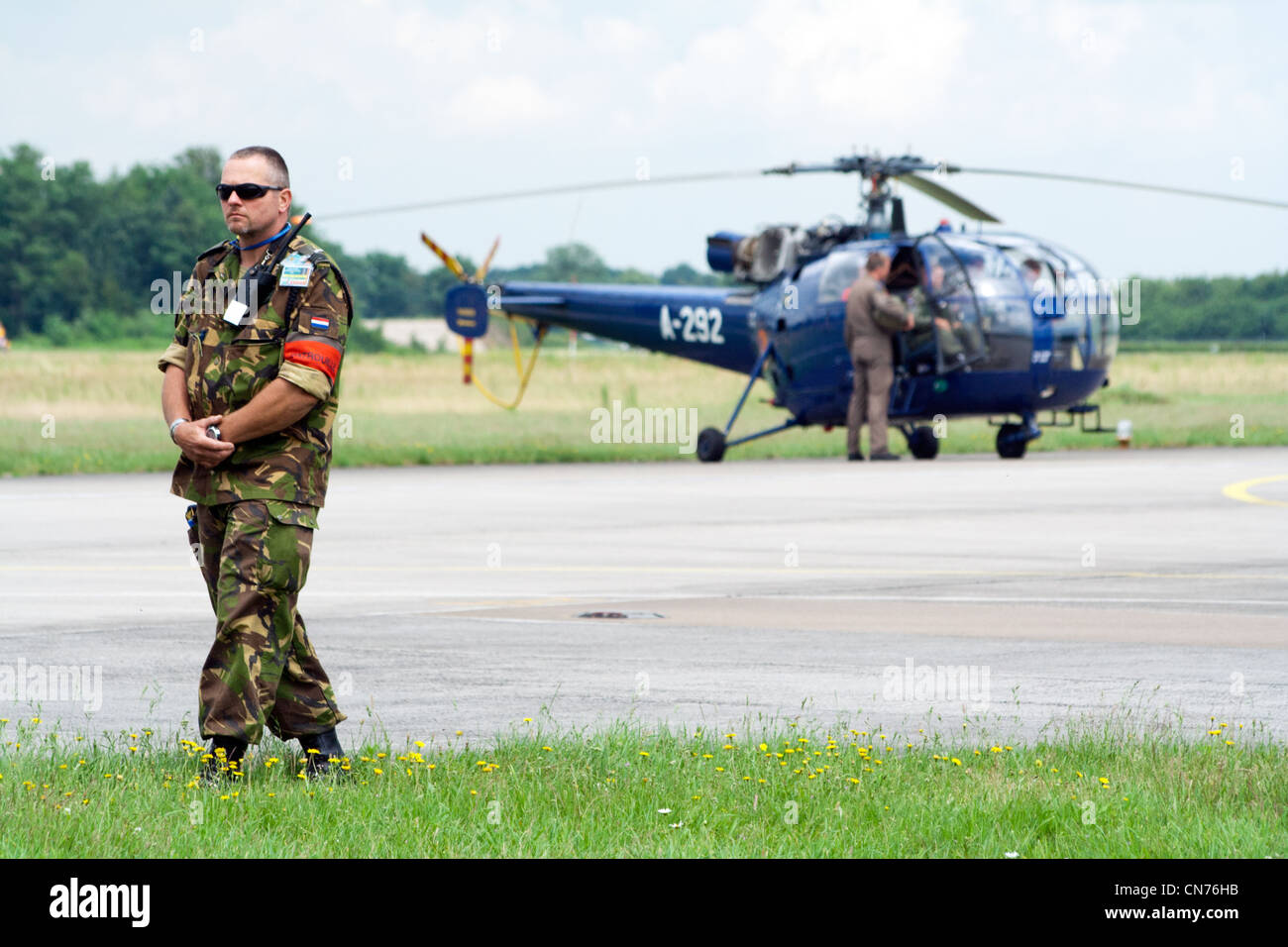 Personale dell'aeronautica dei Paesi Bassi e Alouette III Foto Stock