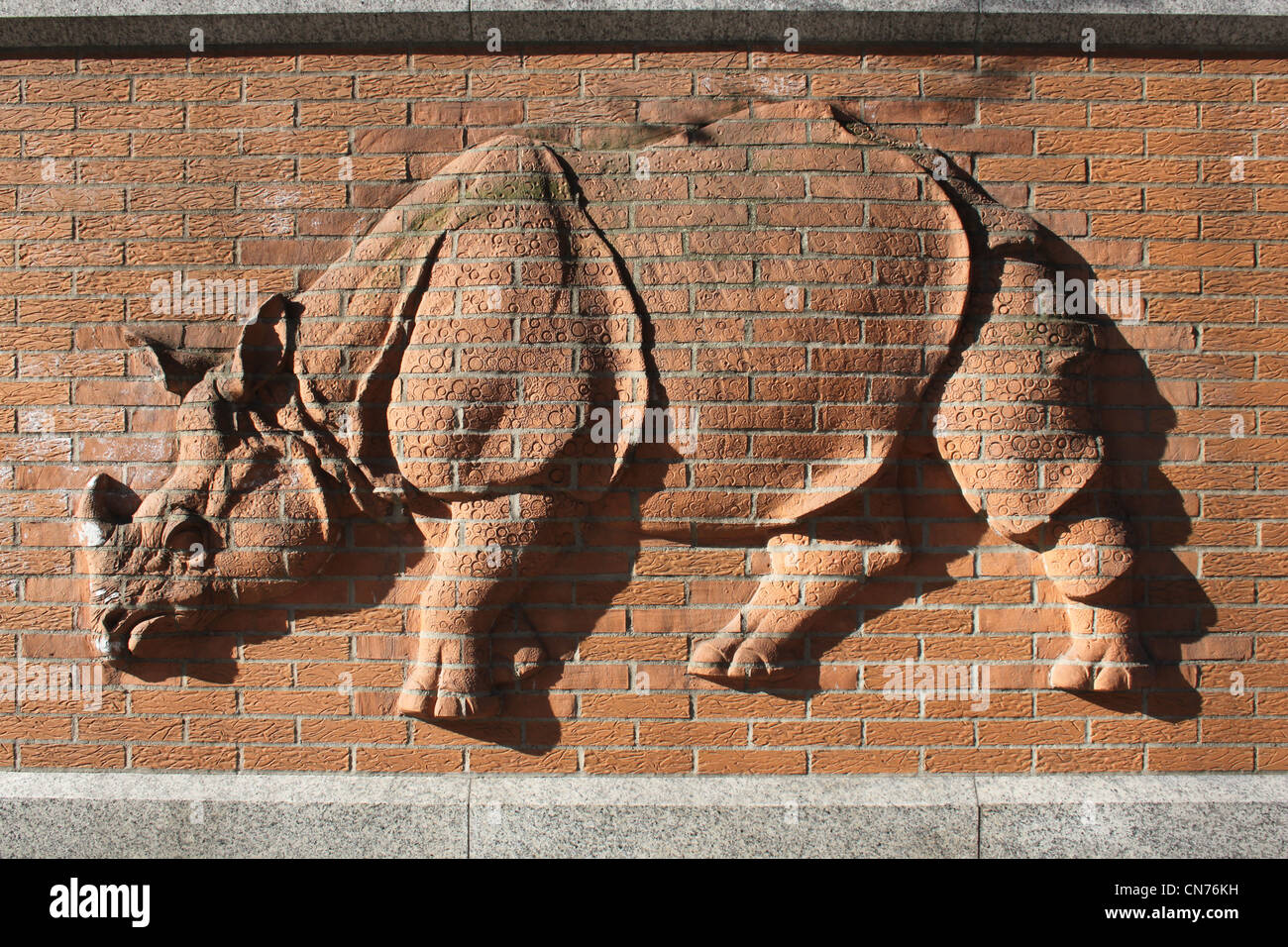 Mattone scultura in rilievo di un rinoceronte sulla parete esterna della Zoo di Berlino Foto Stock