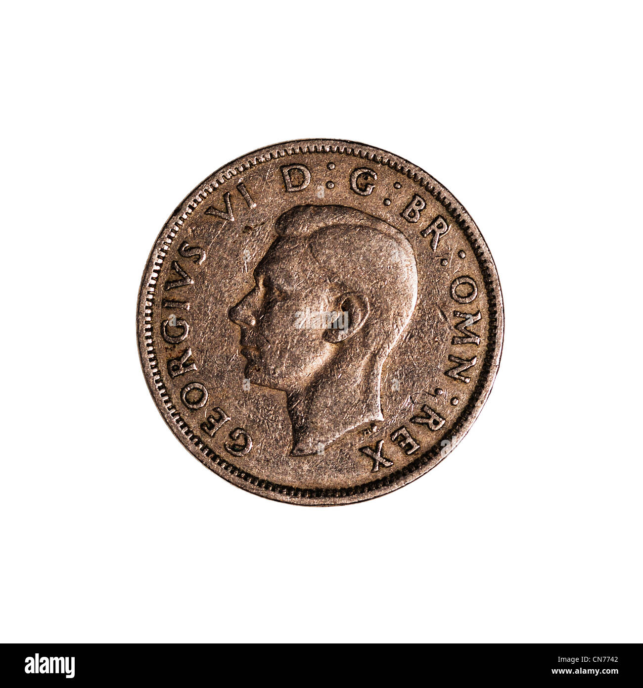Un inglese pre due decimali scellini moneta datata 1947 su sfondo bianco Foto Stock