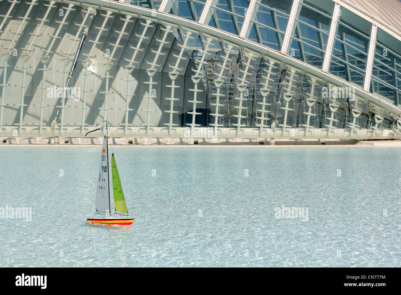 Modello barca a L'volta emisferica nella Città delle Arti e delle Scienze di Valencia Spagna Foto Stock