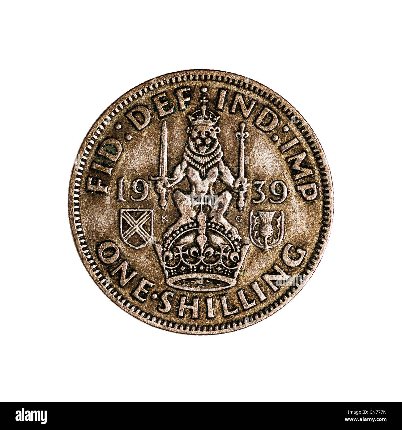 Un inglese pre uno decimale scellino moneta datata 1939 su sfondo bianco Foto Stock