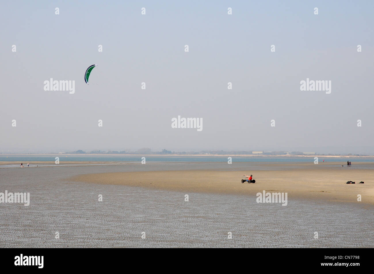 Kite buggying a testata est ovest Wittering. Foto Stock