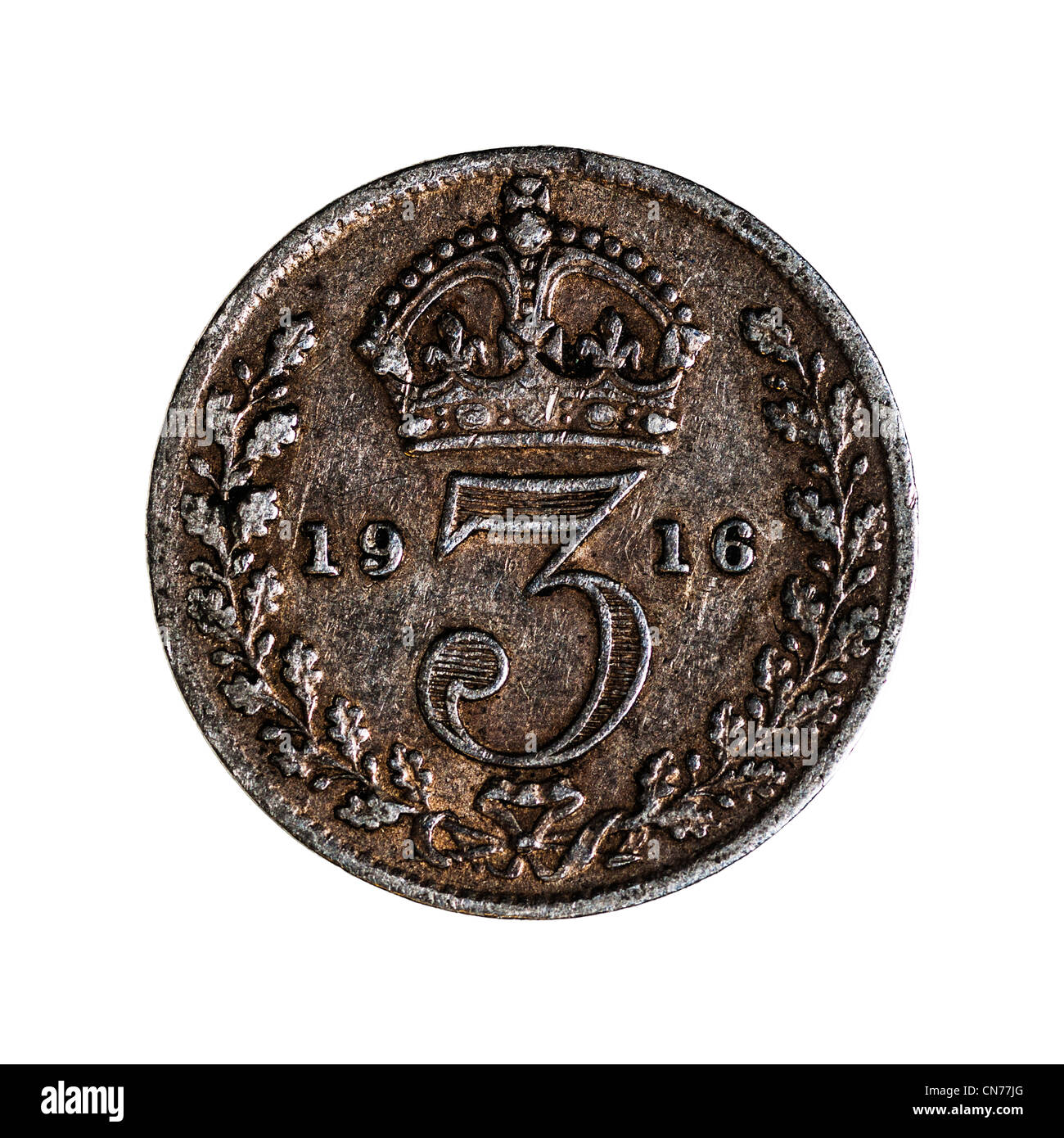 Un pre decimal George V argento britannico Threepence ( primo problema ) 3 pence moneta su sfondo bianco Foto Stock