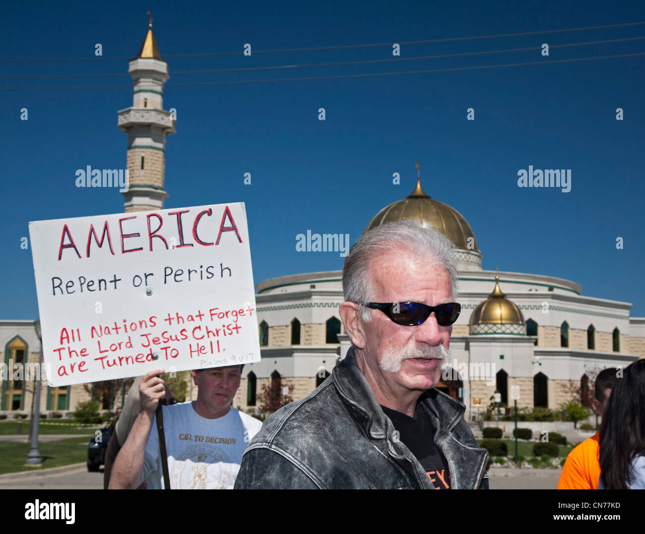 Dearborn, Michigan - Pastore della Florida Terry Jones contiene un rally contro l'Islam nella parte anteriore del Centro Islamico di America. Foto Stock