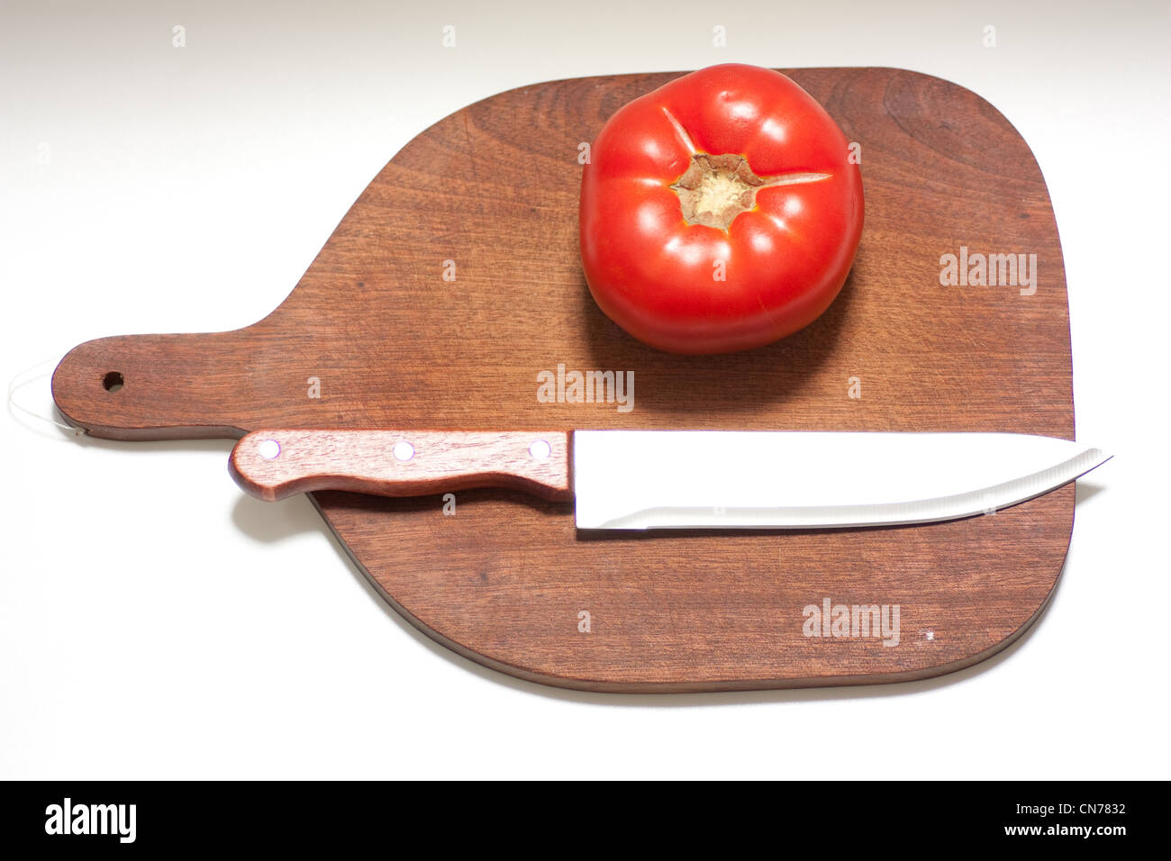 Rosso Pomodoro e coltello da cucina Foto Stock