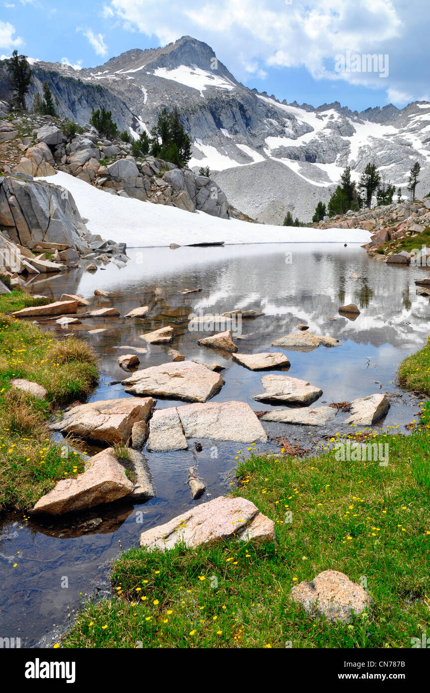 Laghetto stagionale al di sotto del picco del ghiacciaio in Oregon Wallowa della montagna. Foto Stock