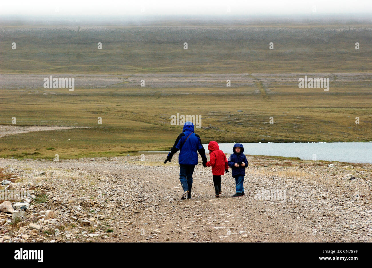 Camminare sulla tundra vicino a Cambridge Bay, Nunavut Foto Stock