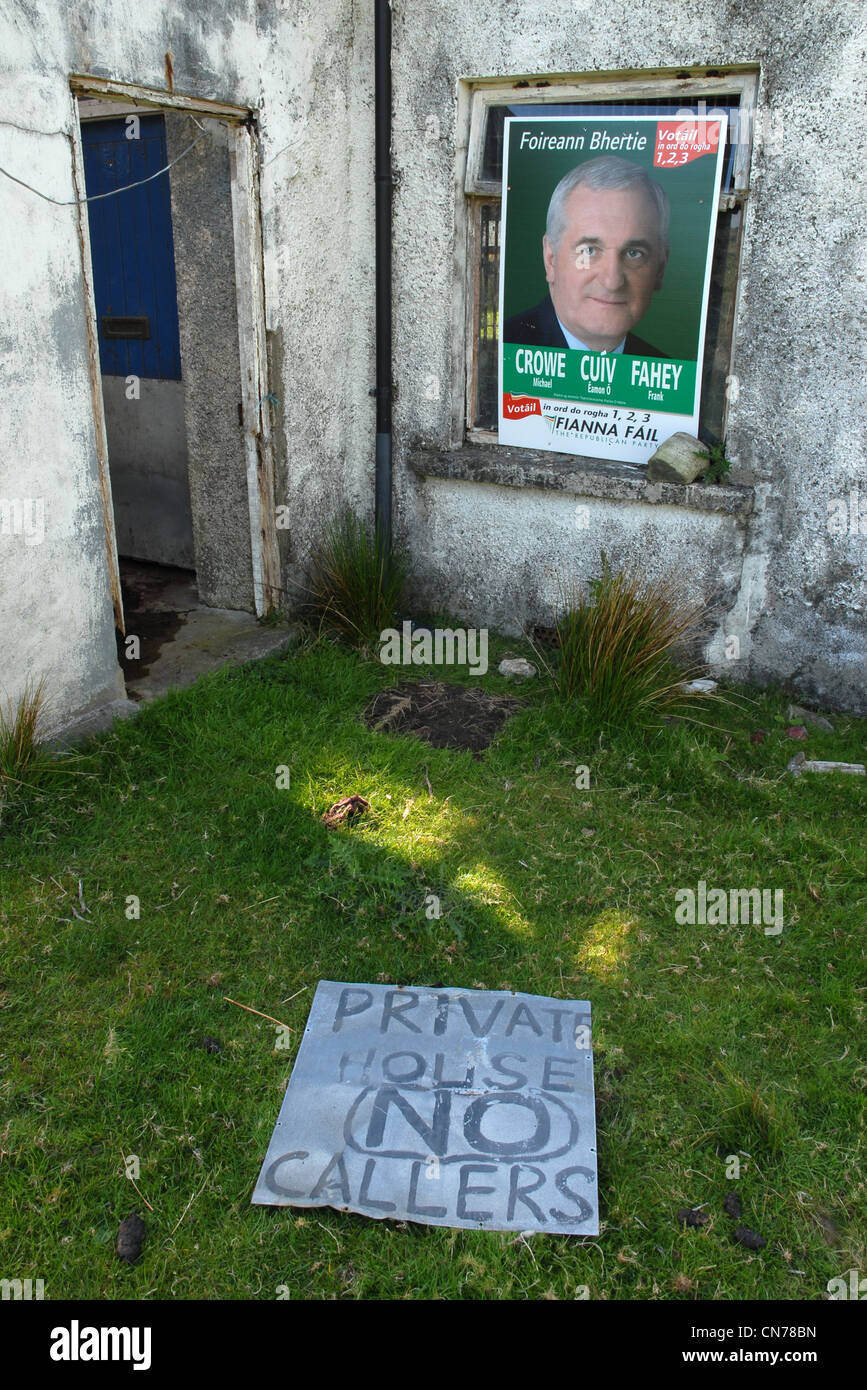 Cartellone elettorale Berti Ahern in un cottage abbandonati a Galway. Foto Stock