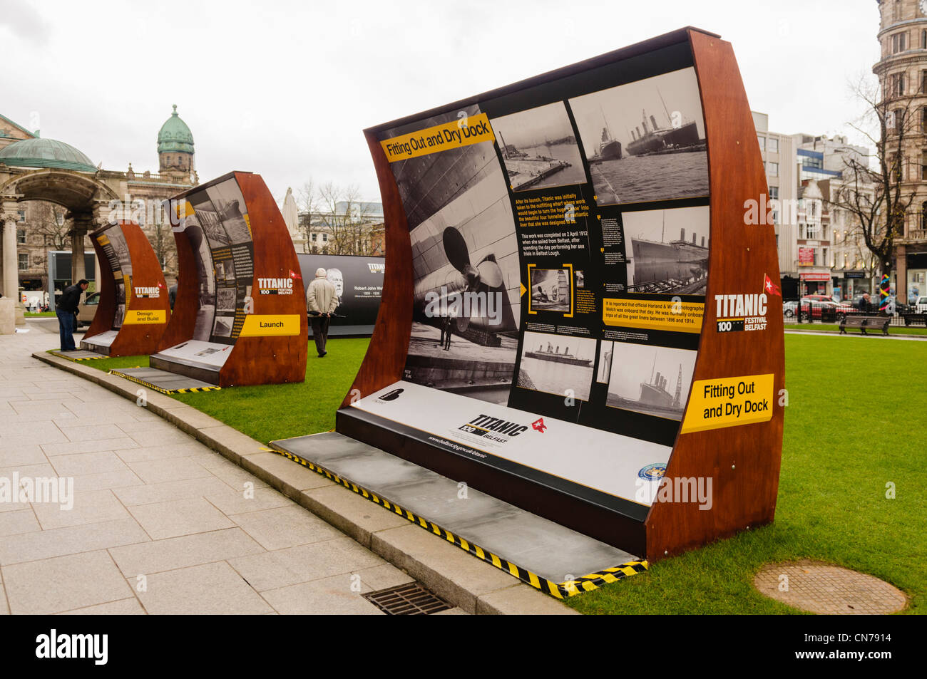 Titanic storyboard sul display esterno del Belfast City Hall Foto Stock