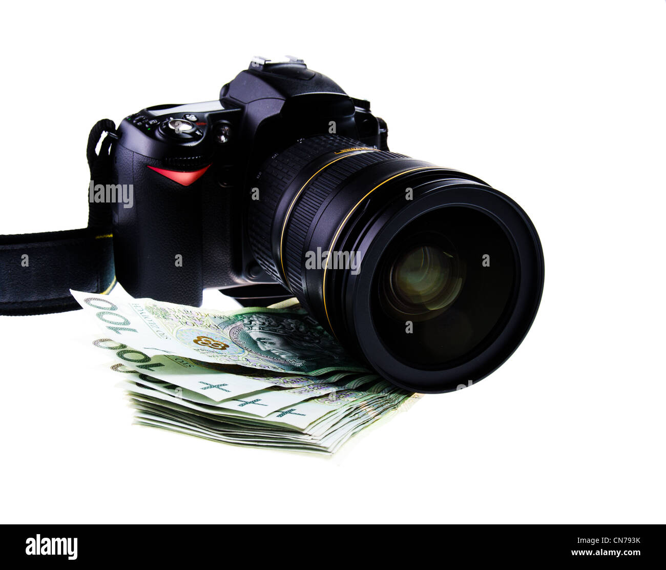 Reflex digitale professionale fotocamera digitale con obiettivo zoom giacente sulla pila di denaro polacco Foto Stock