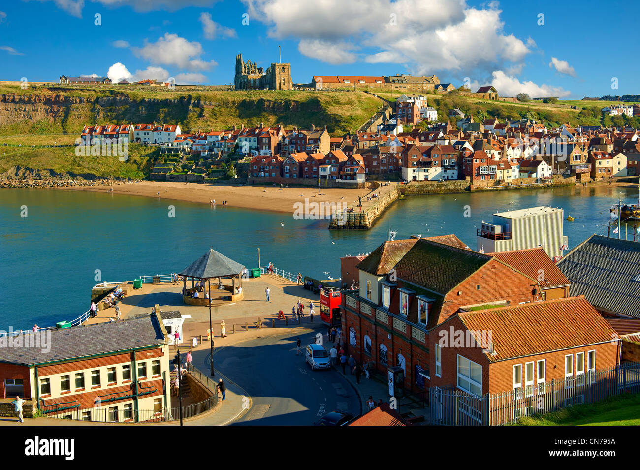 Whitby harbour guardando verso Whitby Abbey . Whitby, North Yorkshire, Inghilterra Foto Stock