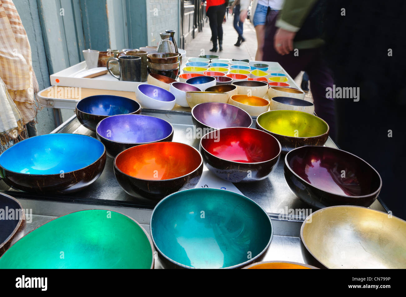 Negozio di vendita di tazze colorate in Columbia Road, East London Foto Stock