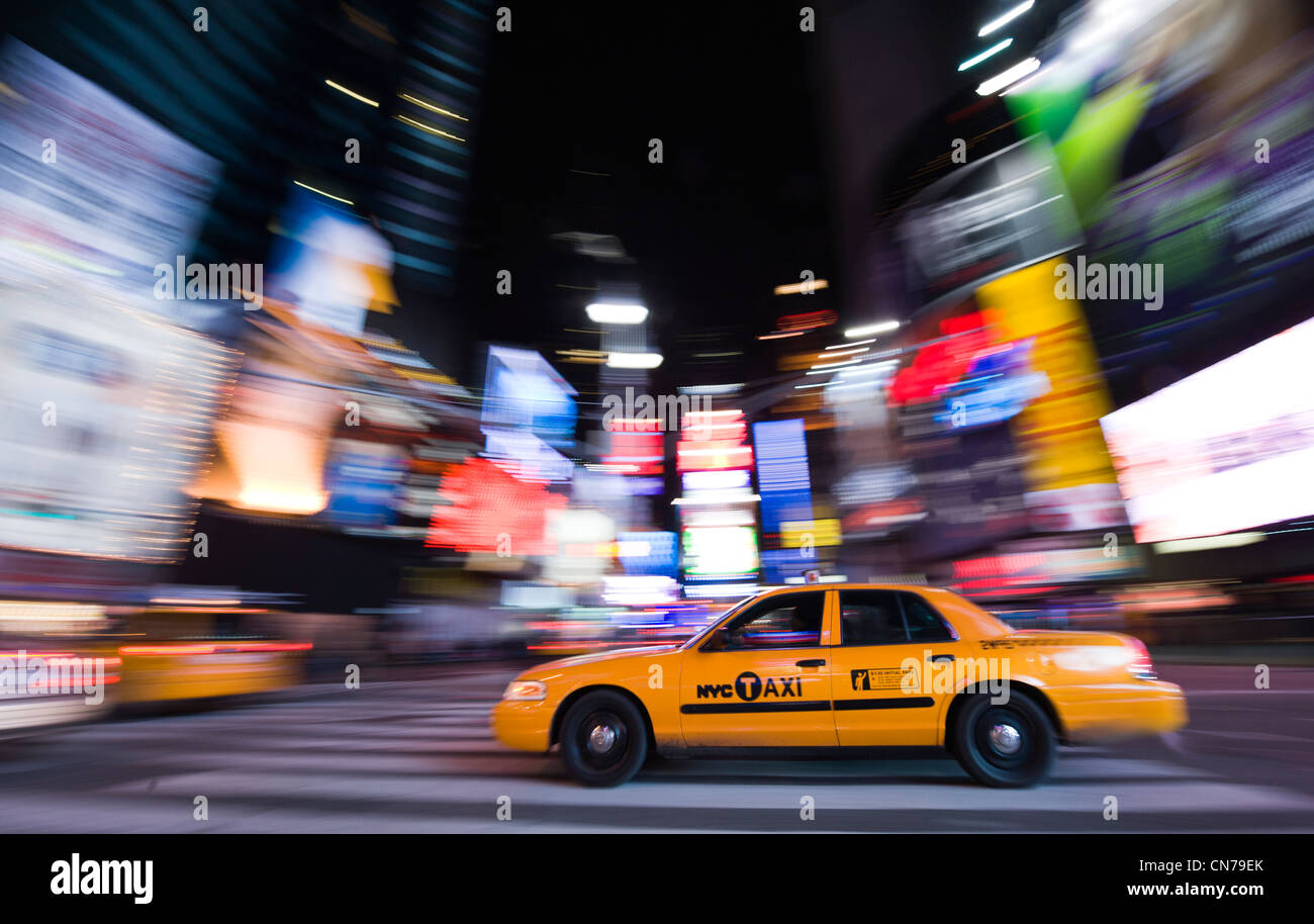 Un taxi giallo ingrandisce da su Times Square a New York, NY, STATI UNITI D'AMERICA, 3 gennaio 2010. (Adrien Veczan) Foto Stock