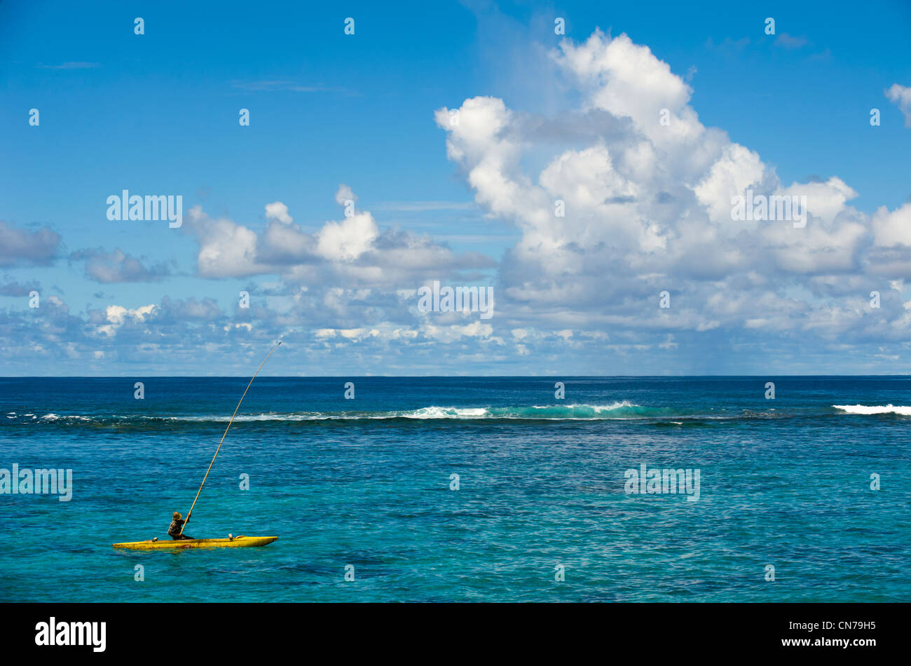 Un nativo di Samoa pesci nell'Oceano Pacifico in Lalomanu, Samoa, Marzo 15, 2009. (Adrien Veczan) Foto Stock