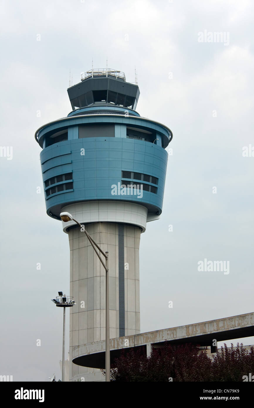 Un traffico aereo della torre di controllo in un aeroporto in un burrascoso guardando al giorno. Foto Stock