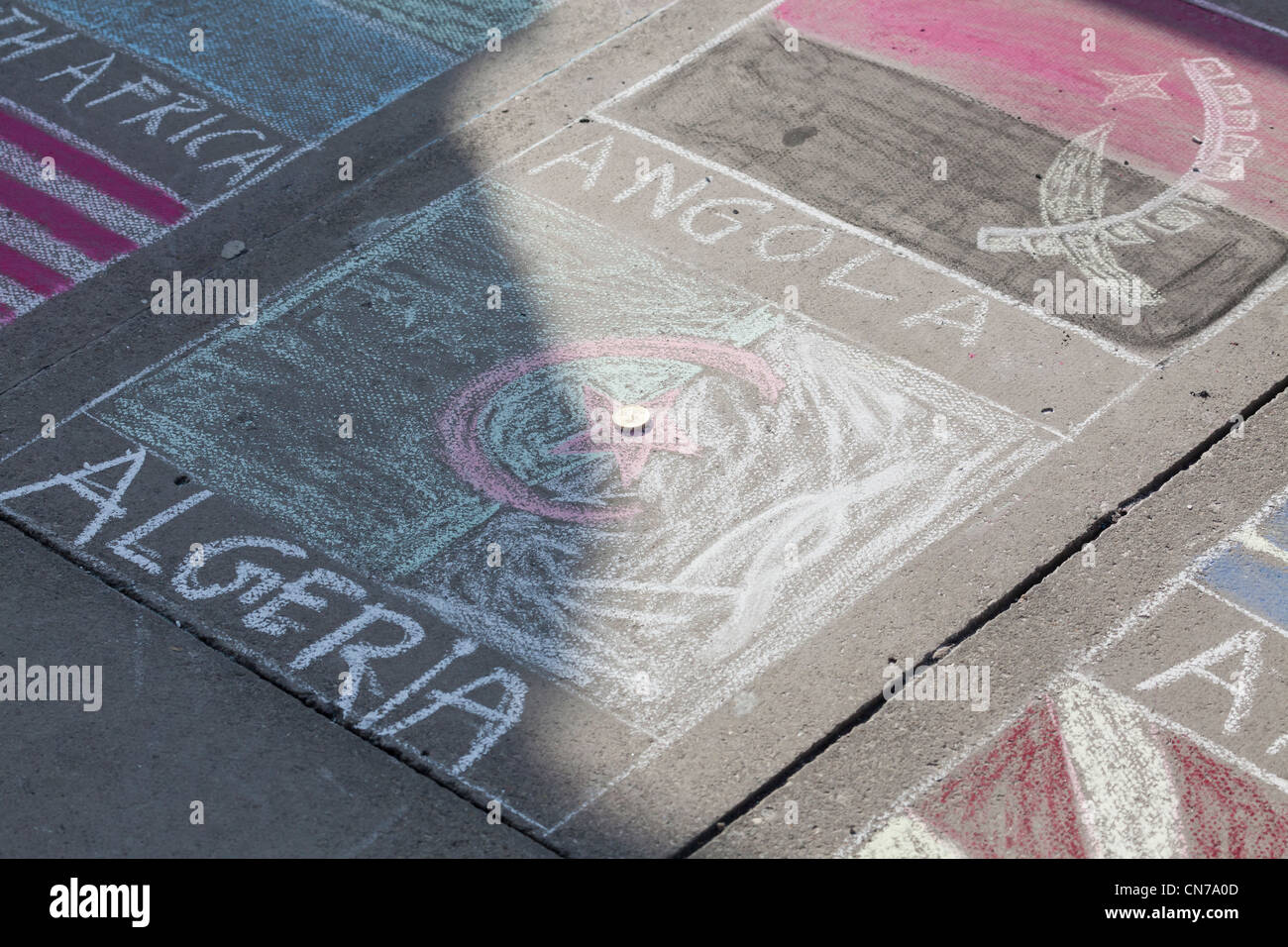 Chalk marciapiede di disegno della bandiera di Algeria e Angola presso il South Bank di Londra Foto Stock