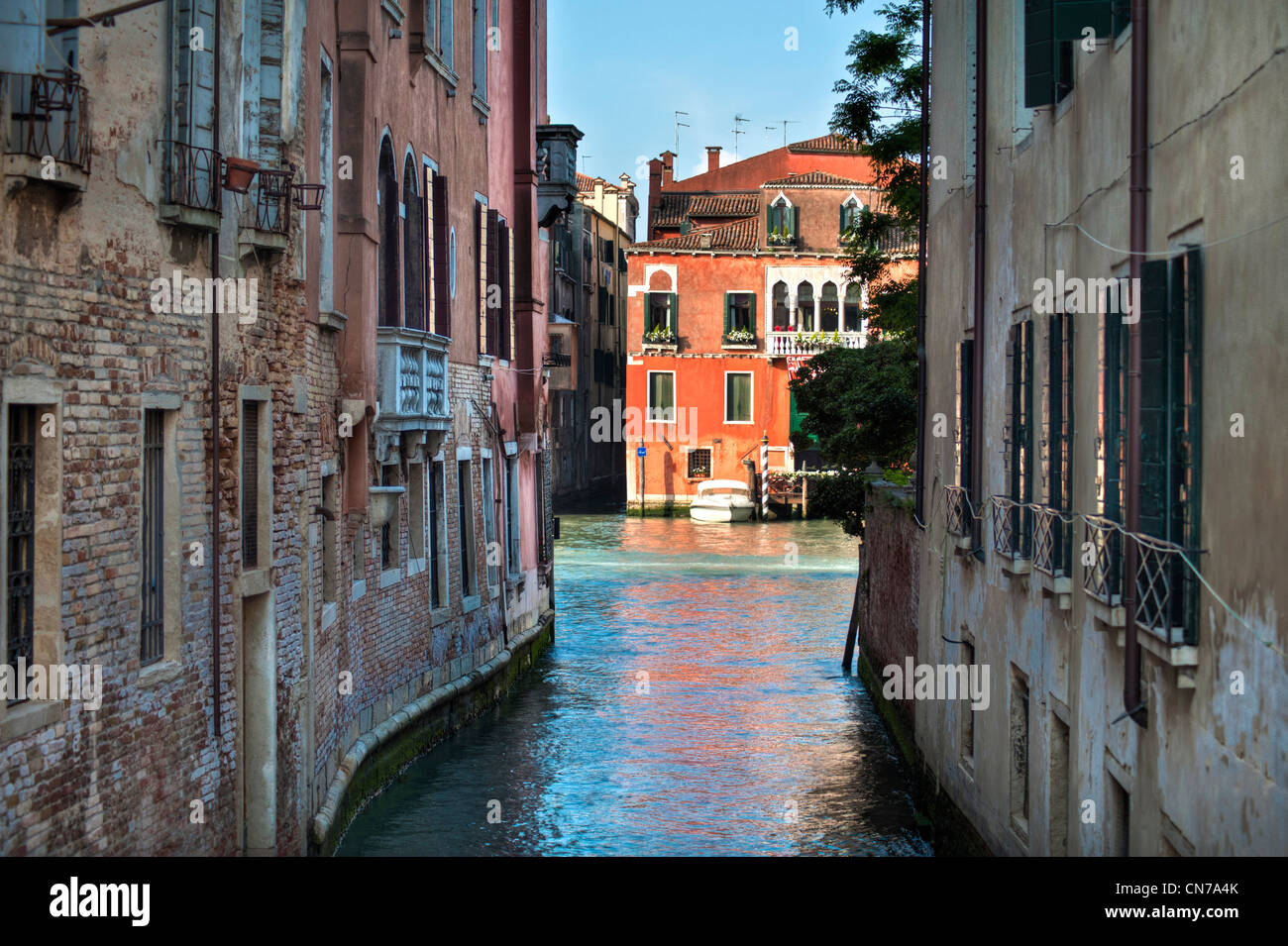 Vista di uno stretto canale a Venezia Italia Foto Stock