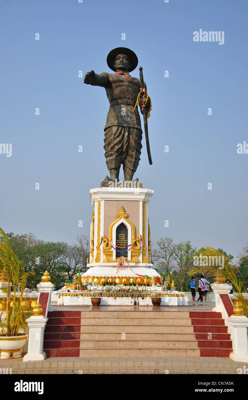 Chao Anouvong (Xaiya Setthathirath V) statua sul Mekong Riverfront, Vientiane, prefettura di Vientiane, Laos Foto Stock