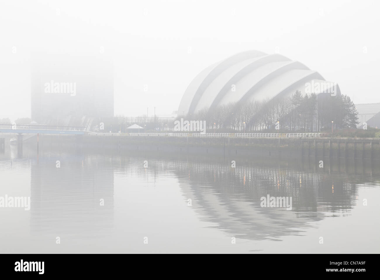 SEC Armadillo / Clyde Auditorium edificio accanto al fiume Clyde in nebbia, Glasgow, Scozia, Regno Unito Foto Stock