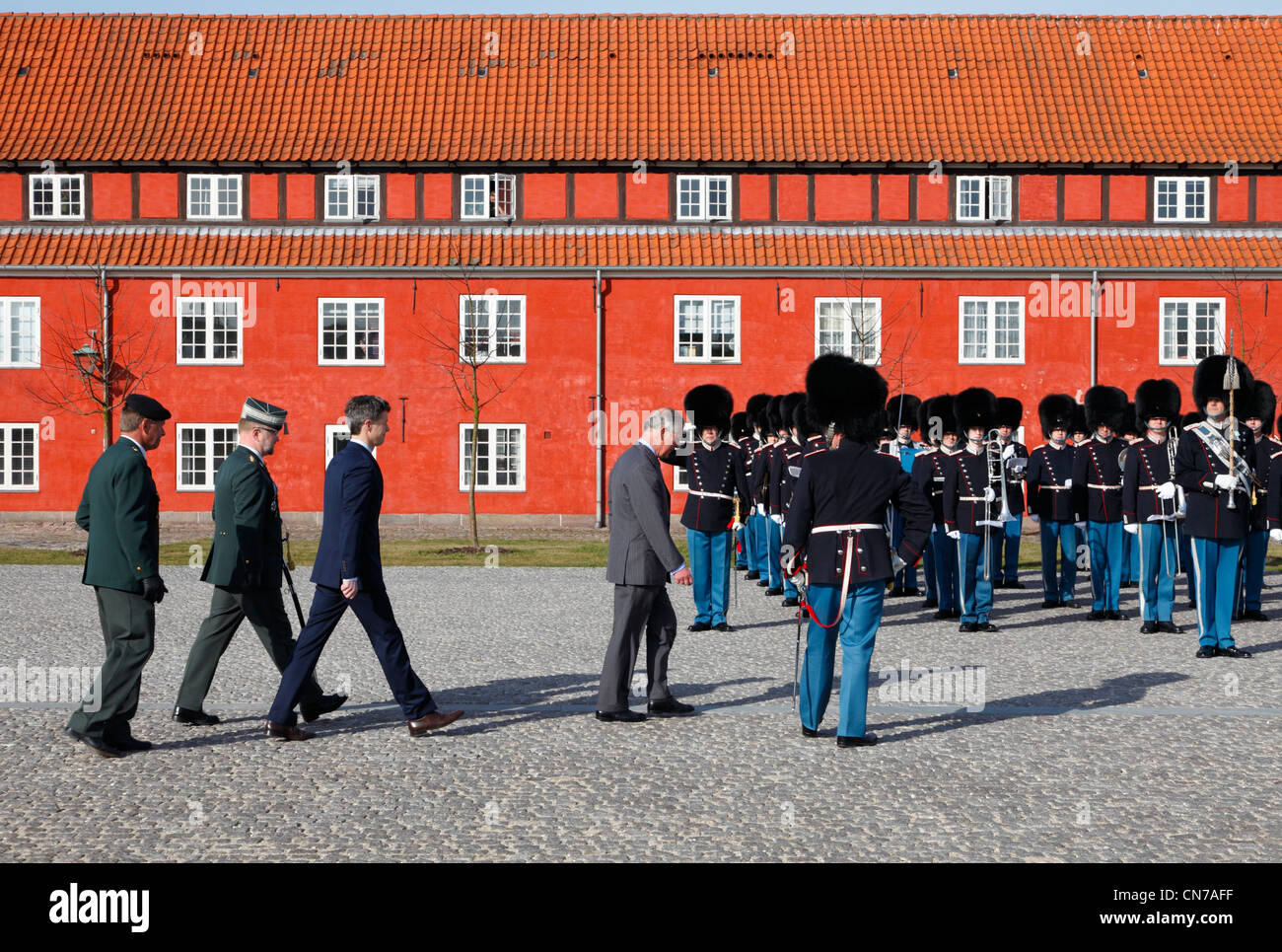 Crown Prince Charles, UK, rivedendo la guardia d'onore quando si visita la cittadella Kastellet in Copenhagen. Foto Stock