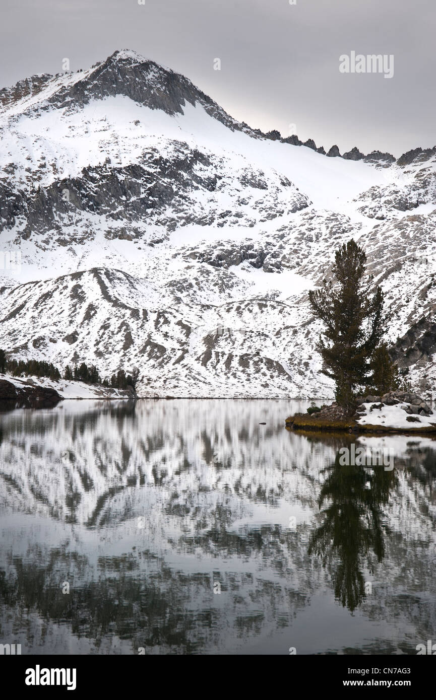 Alto lago alpino in inverno, Wallowa montagne di Oregon Foto Stock