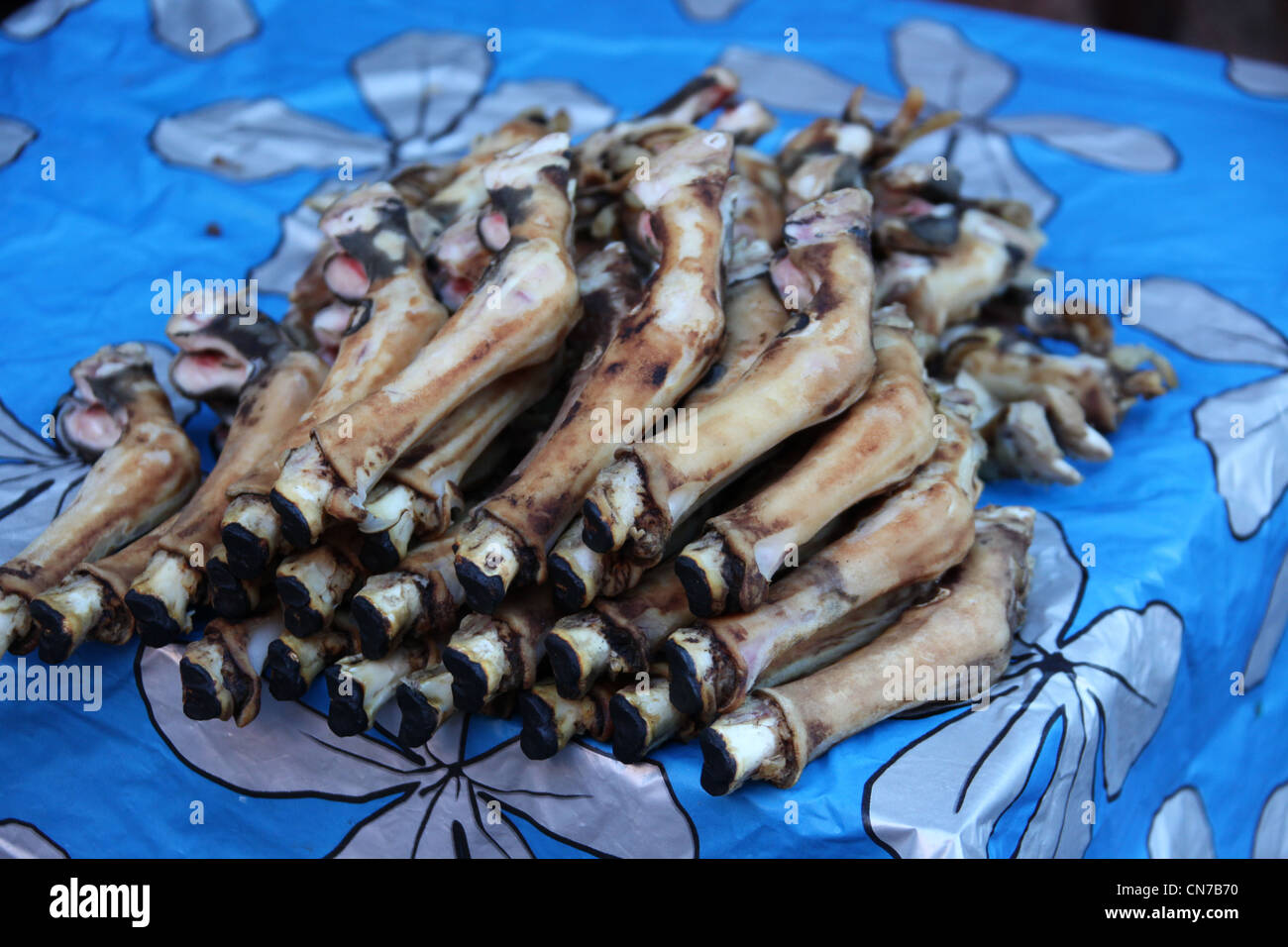Le pecore di piedi di vendita in un mercato Foto Stock