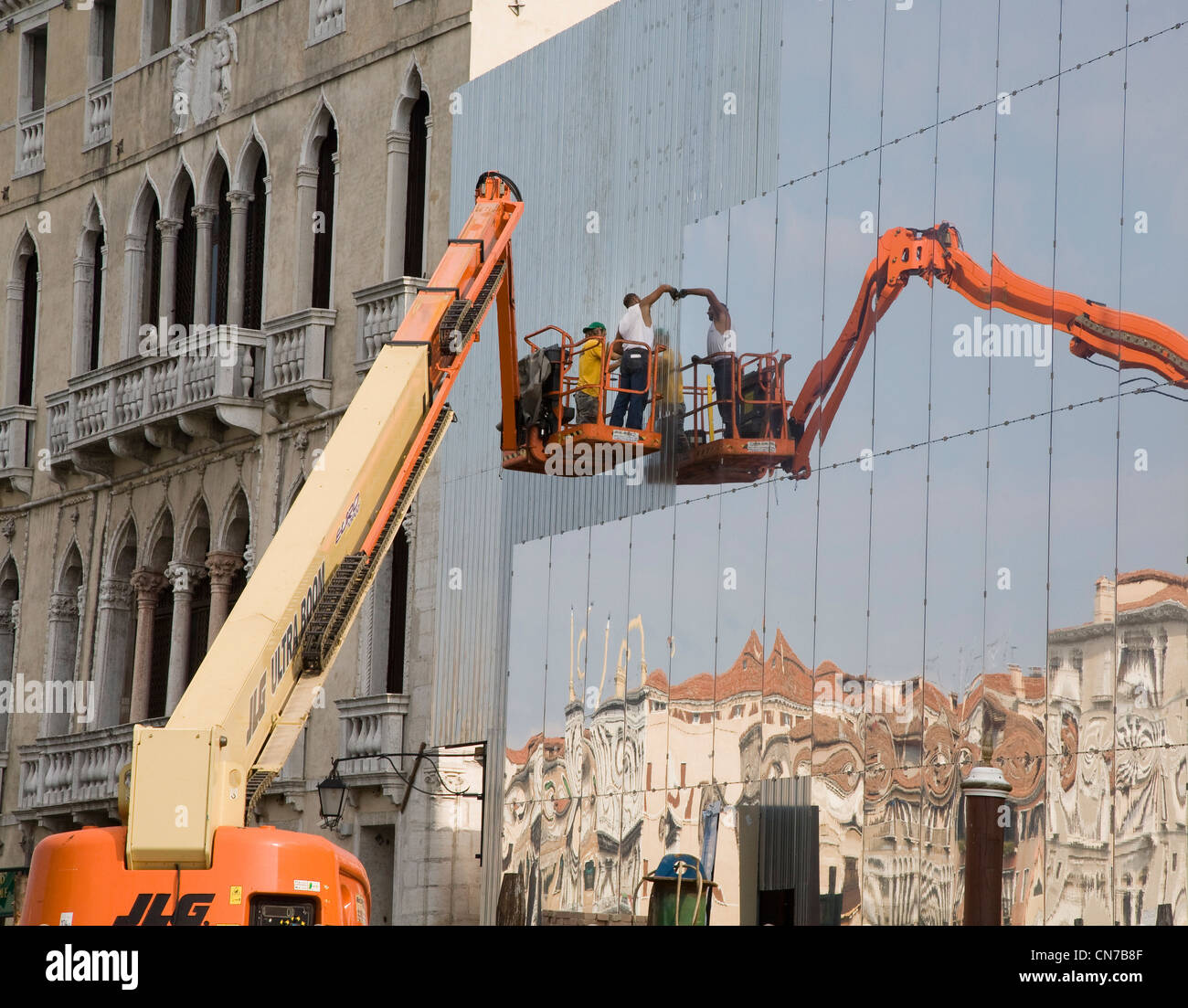 Ingegneri installazione ad alte prestazioni finestra commerciale vetro, Italia Foto Stock