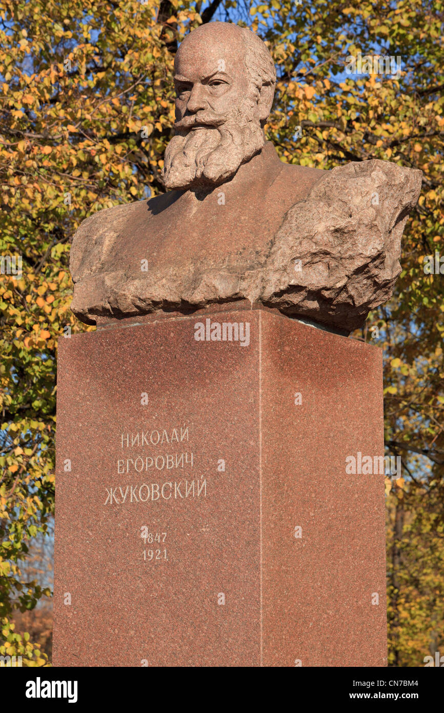 Statua della Russia sovietica aerodinamica scienziato Nikolay Yegorovich Zhukovsky (1847-1921) a Mosca, Russia Foto Stock