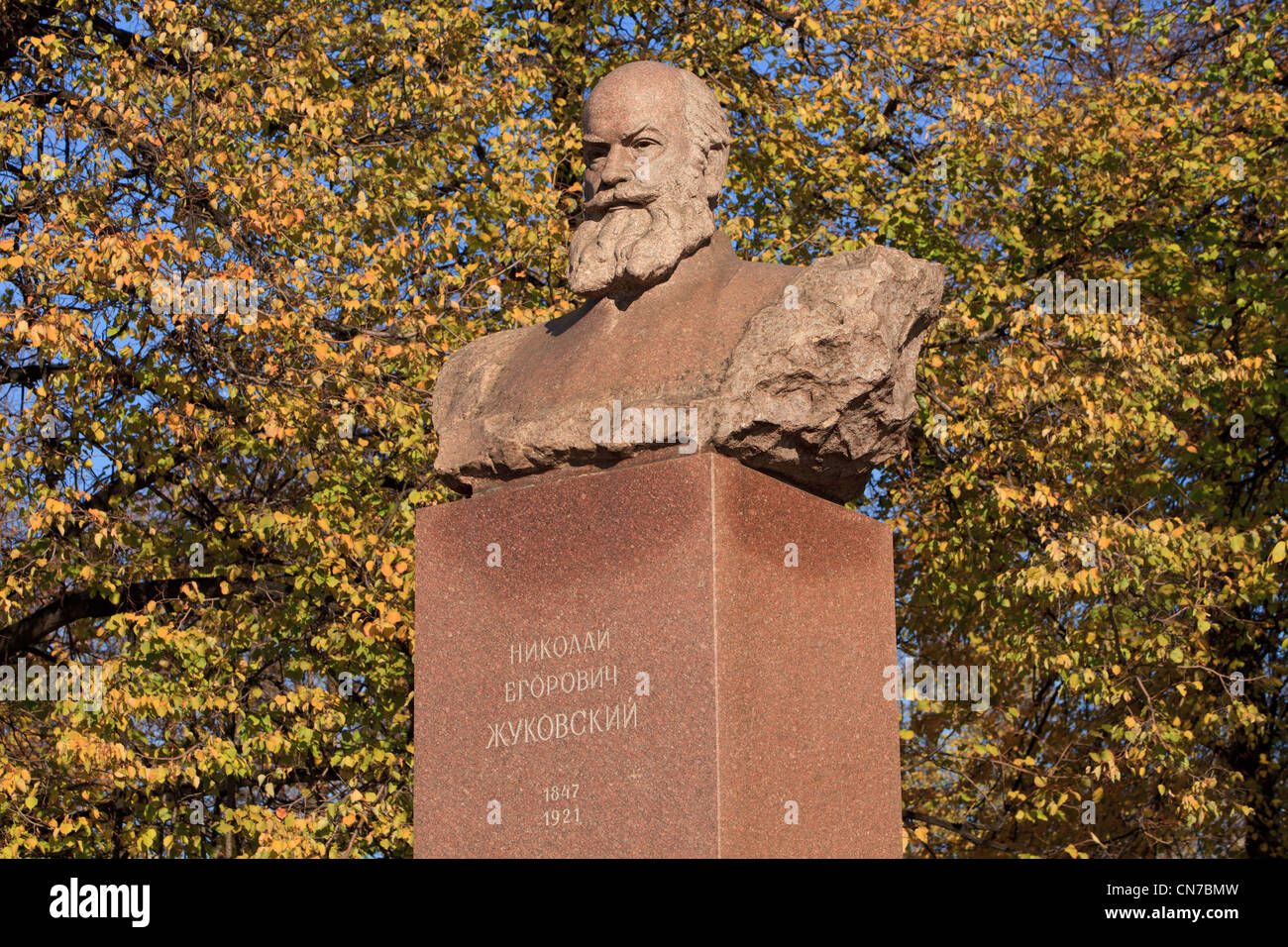 Statua della Russia sovietica aerodinamica scienziato Nikolay Yegorovich Zhukovsky (1847-1921) a Mosca, Russia Foto Stock