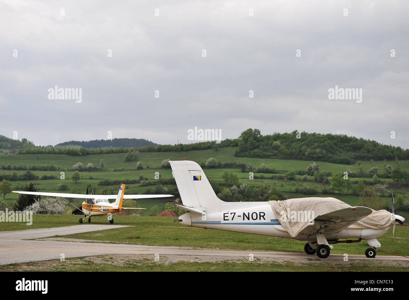 Socata Morane MS893A e un Cessna-172 parcheggiata in aeroporto. Foto Stock