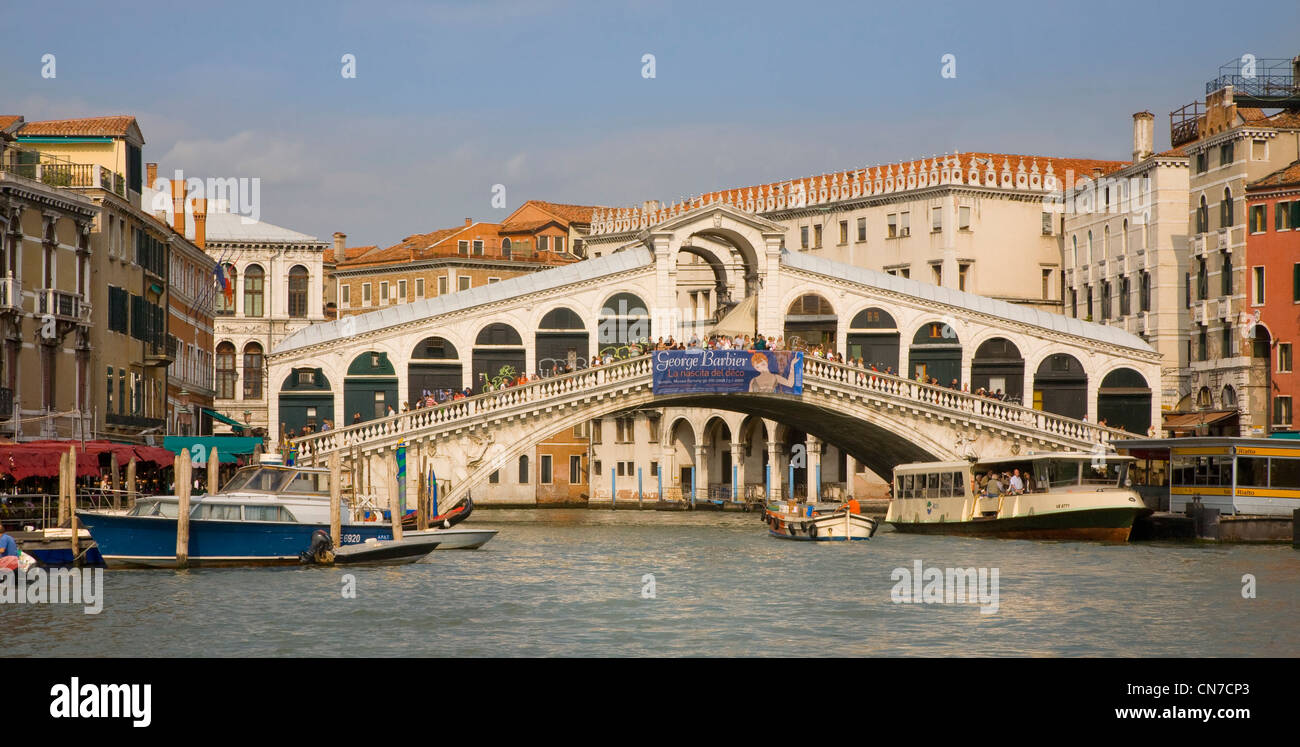 Il ponte di Rialto sul Canal Grande di Venezia, Italia. Foto Stock