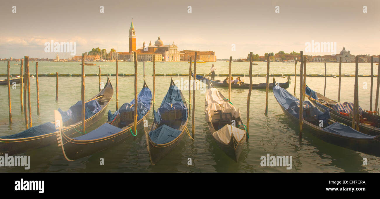 Serata romantica sun vista dell'Isola di San Giorgio Maggiore a Venezia, Italia Foto Stock